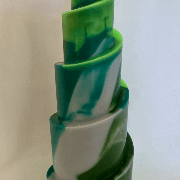 Bougie Pyramide Spirale – Collection Chlorophylle Bougie verte en spirale pyramidale, teintes chlorophylle, collection sculpturale