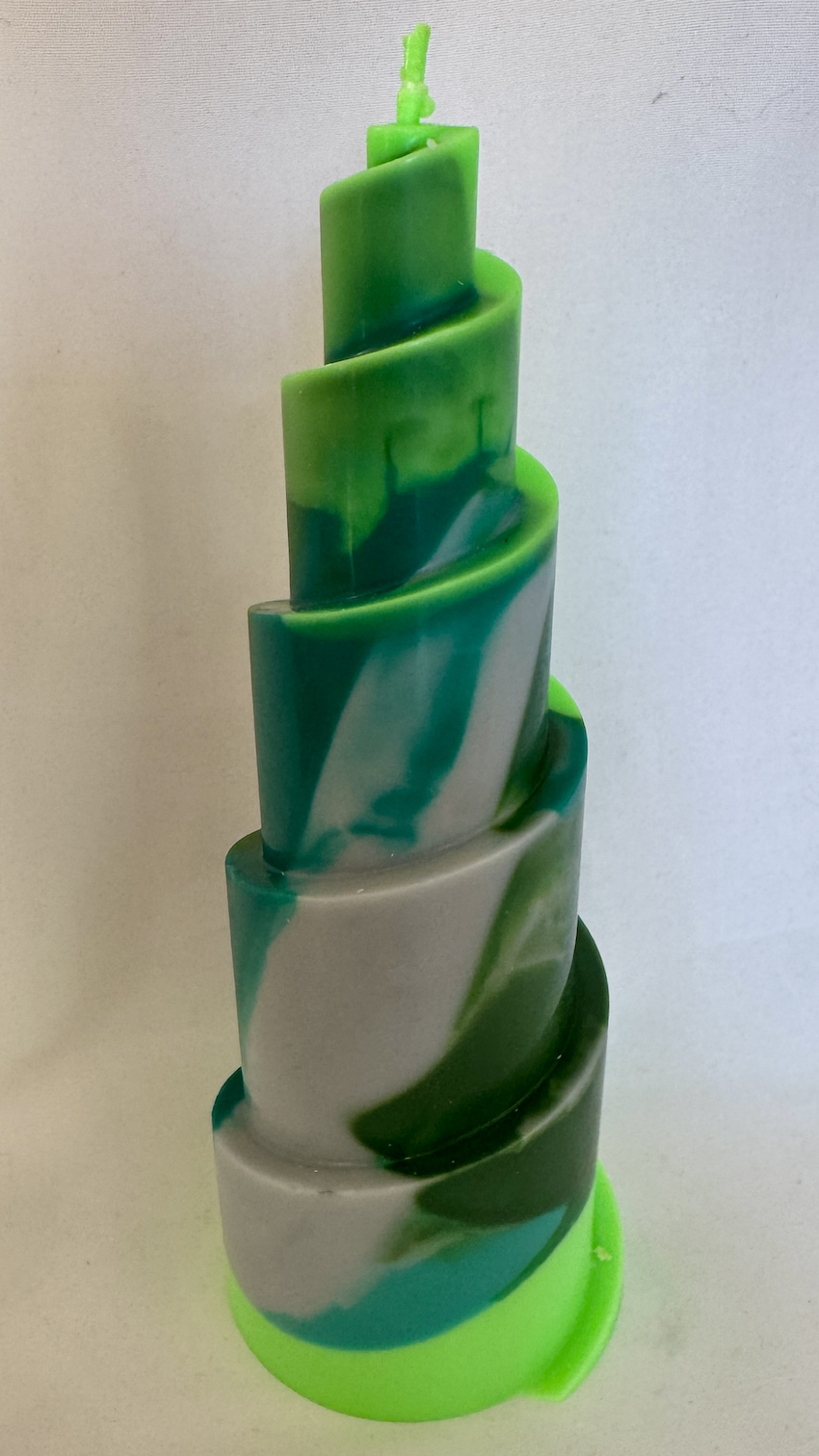Bougie Pyramide Spirale – Collection Chlorophylle Bougie verte en spirale pyramidale, teintes chlorophylle, collection sculpturale