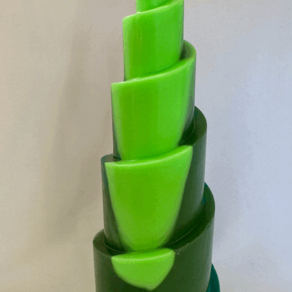 Bougie Pyramide Spirale – Collection Chlorophylle Bougie verte en spirale pyramidale, teintes chlorophylle, collection sculpturale