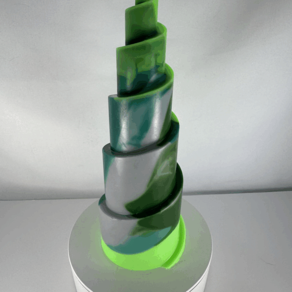 Bougie Pyramide Spirale – Collection Chlorophylle Bougie verte en spirale pyramidale, teintes chlorophylle, collection sculpturale