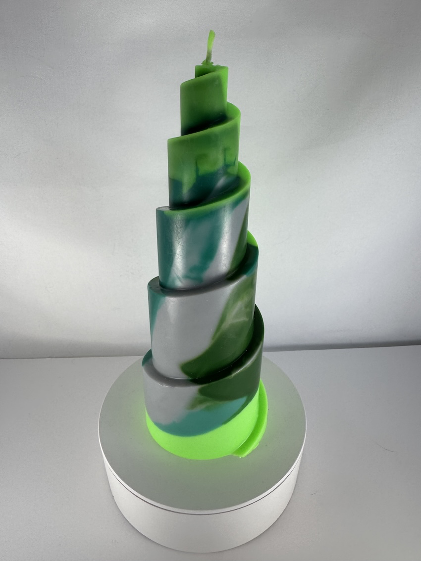 Bougie Pyramide Spirale – Collection Chlorophylle Bougie verte en spirale pyramidale, teintes chlorophylle, collection sculpturale