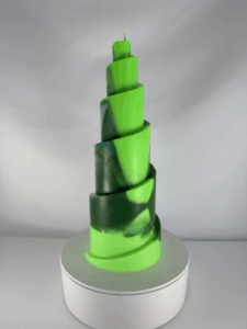 Bougie Pyramide Spirale – Collection Chlorophylle Bougie verte en spirale pyramidale, teintes chlorophylle, collection sculpturale