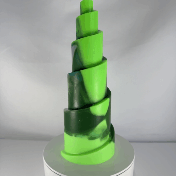 Bougie Pyramide Spirale – Collection Chlorophylle Bougie verte en spirale pyramidale, teintes chlorophylle, collection sculpturale