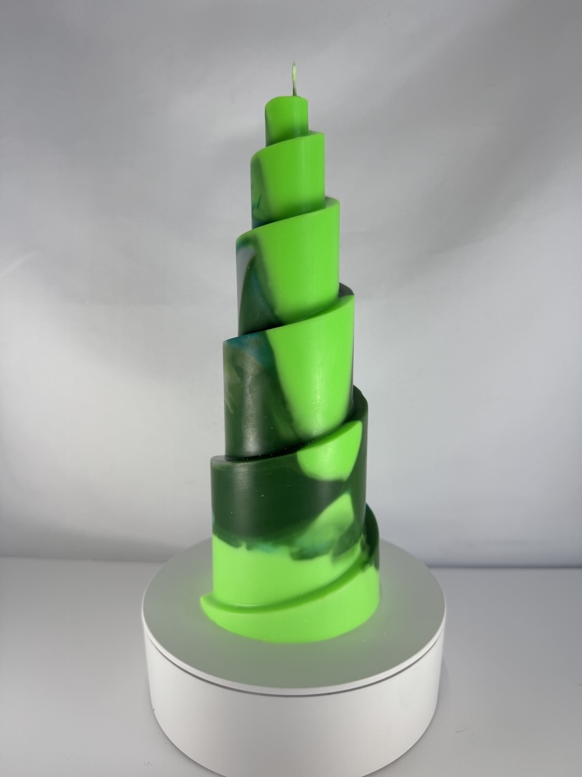Bougie Pyramide Spirale – Collection Chlorophylle Bougie verte en spirale pyramidale, teintes chlorophylle, collection sculpturale
