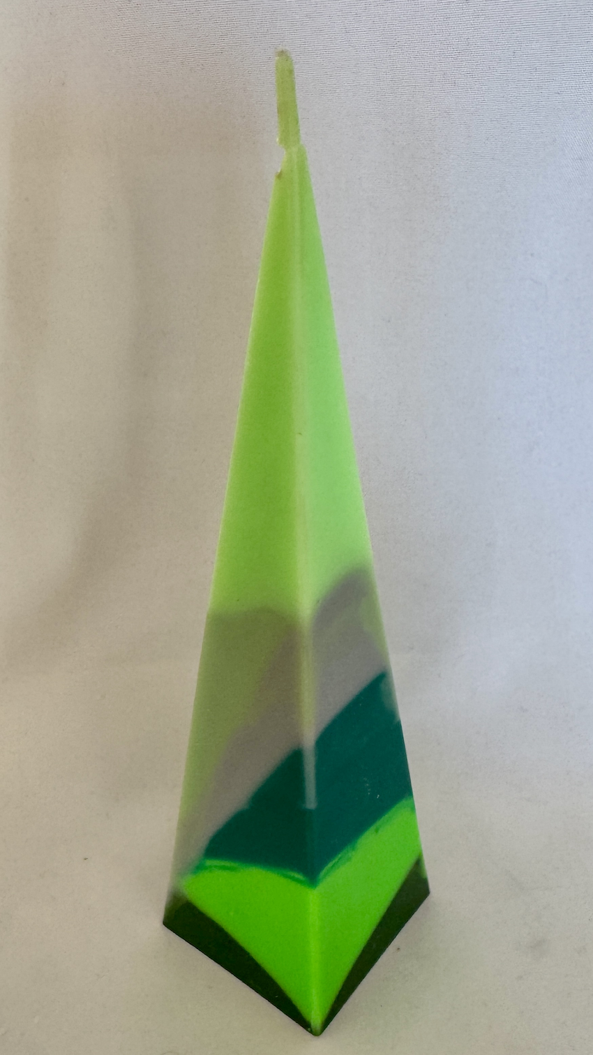 Bougie pyramidale verte à base carrée, modèle, collection Chlorophylle