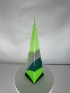 Bougie Pyramide – Collection Chlorophylle Bougie pyramidale verte à base carrée, modèle, collection Chlorophylle