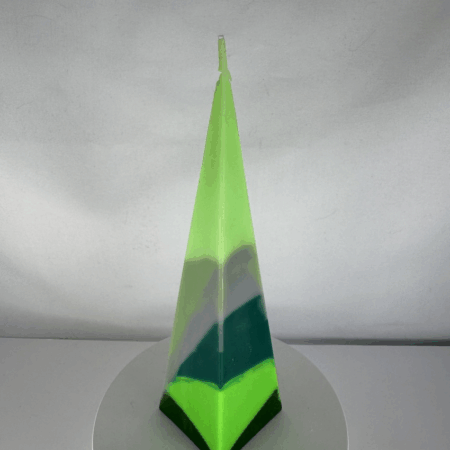 Bougie Pyramide – Collection Chlorophylle Bougie pyramidale verte à base carrée, modèle, collection Chlorophylle