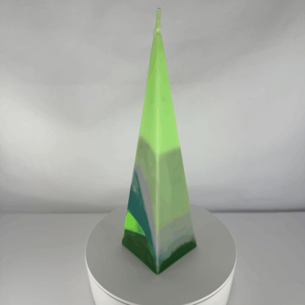 Bougie pyramidale verte à base carrée, modèle, collection Chlorophylle