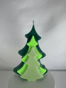 Bougie Sapin – Collection Chlorophylle Bougie moulée en sapin stylisé vert, collection Chlorophylle