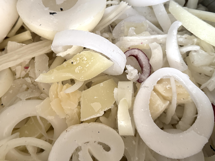 Chutes de bougied et restes de cire blanche destinés au recyclage – matière première brute chez boo-j