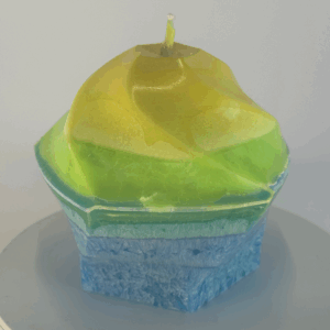 Bougie pentagonale flamme jaune, verte et bleue – collection Bleu citron