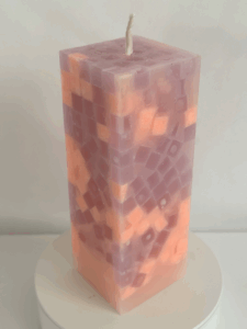 Bougie pilier carré IceCubes 6x16 cm | cire lilas et pêche en blocs
