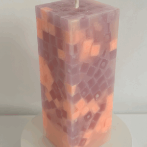 Bougie pilier carré IceCubes 6x16 cm | cire lilas et pêche en blocs