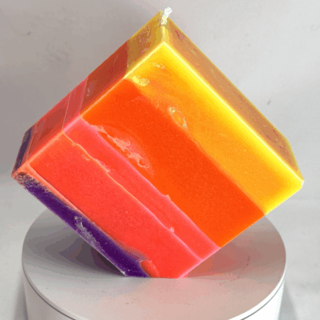 Carré sur pointe L | Collection JOY – Bougie artisanale colorée Carré sur pointe L - Bougie colorée orange rose jaune – collection JOY boo-j