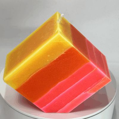 Carré sur pointe M | Collection JOY – Bougie artisanale colorée Carré sur pointe M - Bougie colorée orange rose jaune – collection JOY boo-j