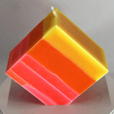 Carré sur pointe M | Collection JOY – Bougie artisanale colorée Carré sur pointe M - Bougie colorée orange rose jaune – collection JOY boo-j