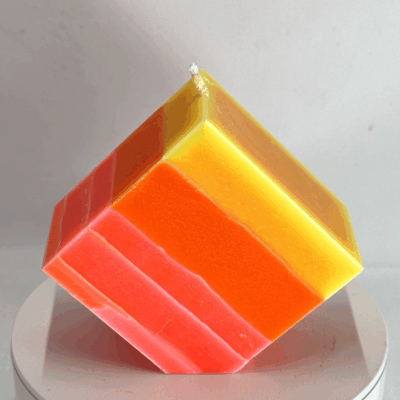 Carré sur pointe M | Collection JOY – Bougie artisanale colorée Carré sur pointe M - Bougie colorée orange rose jaune – collection JOY boo-j