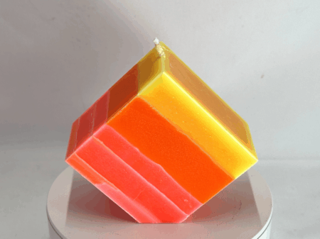 Carré sur pointe M | Collection JOY – Bougie artisanale colorée Carré sur pointe M - Bougie colorée orange rose jaune – collection JOY boo-j