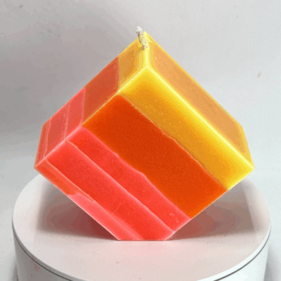 Carré sur pointe M | Collection JOY – Bougie artisanale colorée Carré sur pointe M - Bougie colorée orange rose jaune – collection JOY boo-j
