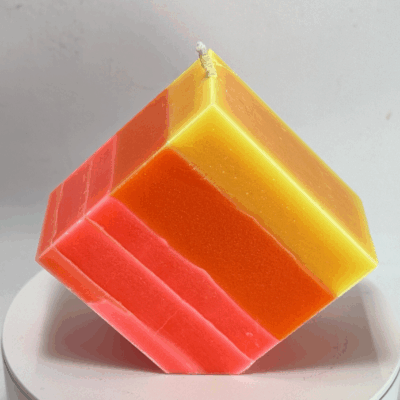 Carré sur pointe M | Collection JOY – Bougie artisanale colorée Carré sur pointe M - Bougie colorée orange rose jaune – collection JOY boo-j