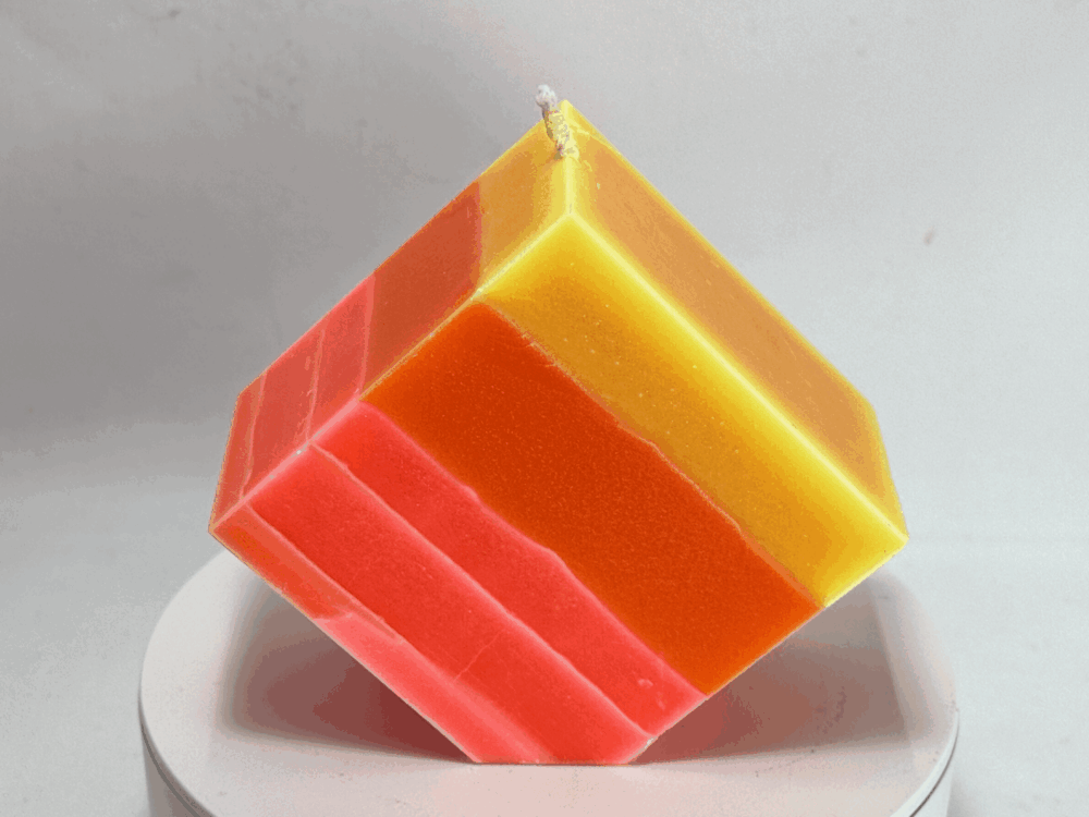 Carré sur pointe M - Bougie colorée orange rose jaune – collection JOY boo-j