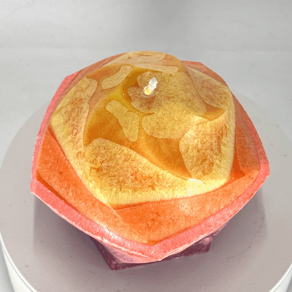 Flamme Pentagone 8 cm | Collection JOY – Bougie géométrique colorée Bougie artisanale Flamme Pentagone 8 cm – Collection JOY – cire végétale aux couleurs orange et rose