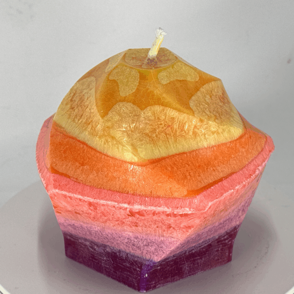 Flamme Pentagone 8 cm | Collection JOY – Bougie géométrique colorée Bougie artisanale Flamme Pentagone 8 cm – Collection JOY – cire végétale aux couleurs orange et rose