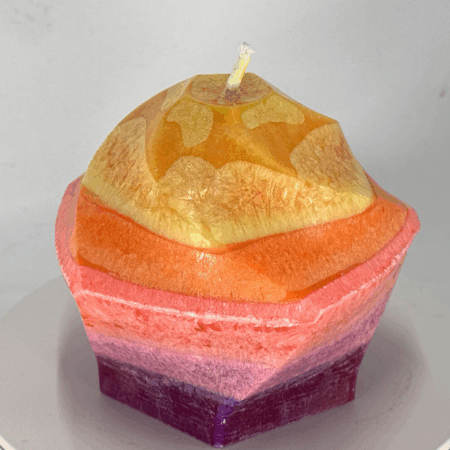 Bougie artisanale Flamme Pentagone 8 cm – Collection JOY – cire végétale aux couleurs orange et rose