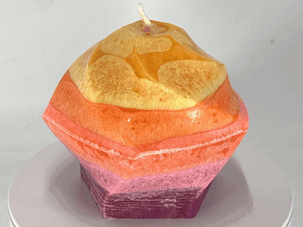 Flamme Pentagone 8 cm | Collection JOY – Bougie géométrique colorée Bougie artisanale Flamme Pentagone 8 cm – Collection JOY – cire végétale aux couleurs orange et rose