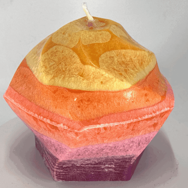 Flamme Pentagone 8 cm | Collection JOY – Bougie géométrique colorée Bougie artisanale Flamme Pentagone 8 cm – Collection JOY – cire végétale aux couleurs orange et rose