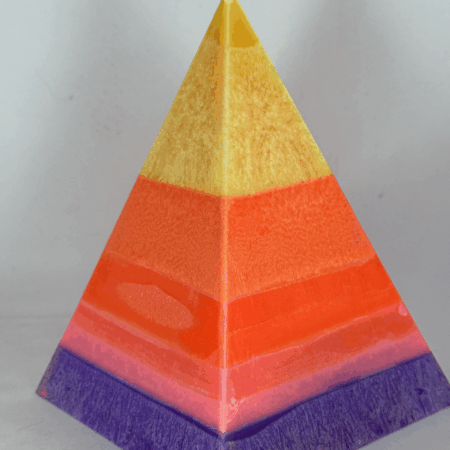 Pyramide 16cm | Collection JOY – Bougie artisanale colorée Pyramide 16 cm colorée orange rose jaune – collection JOY boo-j