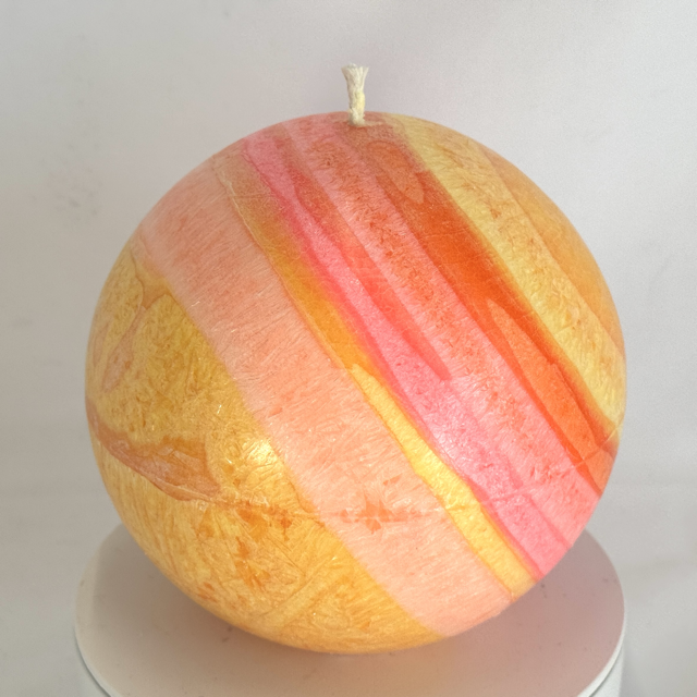 Sphère 12 cm | Collection JOY – Bougie artisanale colorée Bougie sphérique colorée de 12 cm – Collection JOY – cire végétale, effet cristallisé