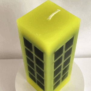 Bougie jaune citron fluo avec incrustations vert foncé