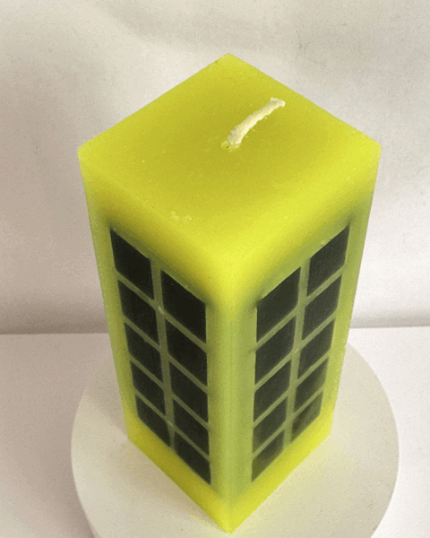 Bougie jaune citron fluo avec incrustations vert foncé