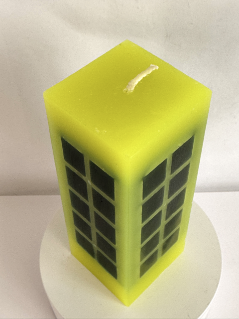 Bougie jaune citron fluo avec incrustations vert foncé