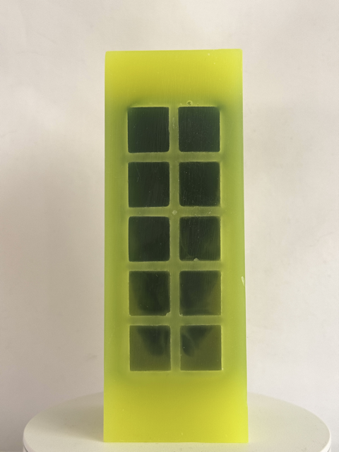 Bougie jaune citron fluo avec incrustations vert foncé