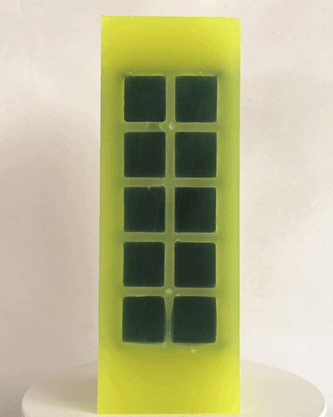 Bougie jaune citron fluo avec incrustations vert foncé