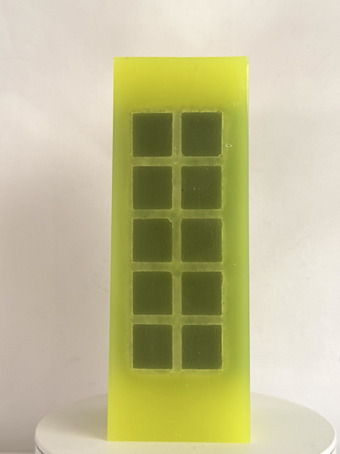 Bougie jaune citron fluo avec incrustations vert foncé