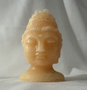 Bougie visage féminin bouddha Bougie sculpturale en forme de visage féminin bouddha – cire couleur abricot – 300g