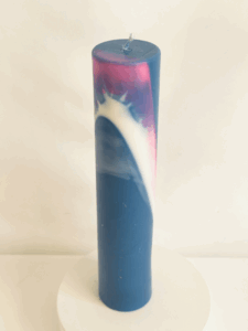 Cylindre 4,7x22cm | Bleu OFF – Filon rose Bougie cylindrique bleue avec filon rose