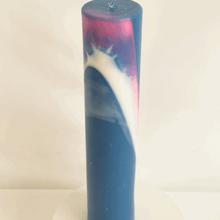 Cylindre 4,7x22cm | Bleu OFF – Filon rose Bougie cylindrique bleue avec filon rose
