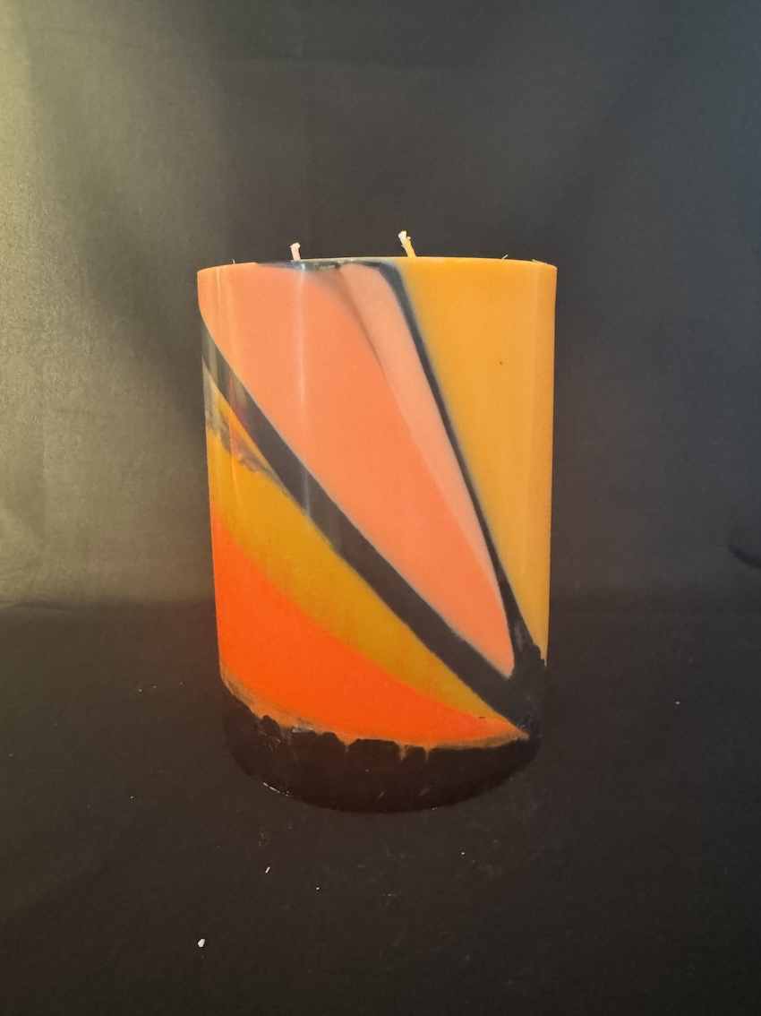 Bougie sculpture cylindrique à 3 mèches – orange, noir, ocre – boo-j