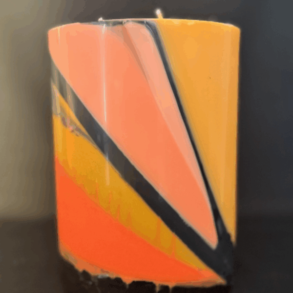 Bougie sculpture cylindrique à 3 mèches – orange, noir, ocre – boo-j