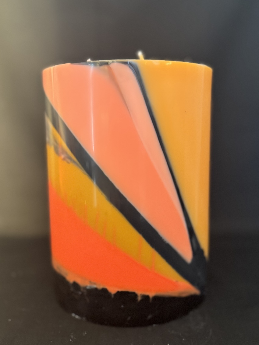 Bougie sculpture cylindrique à 3 mèches – orange, noir, ocre – boo-j