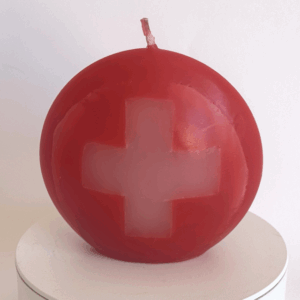 Bougie disque rouge avec croix blanche – format 10 cm