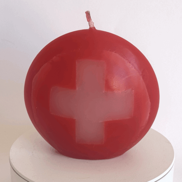 Bougie disque rouge avec croix blanche – format 10 cm