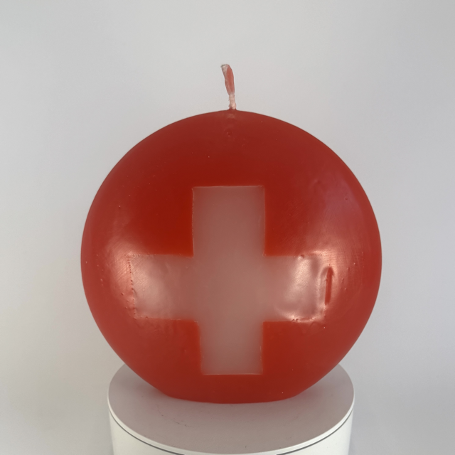 Bougie disque rouge avec croix suisse – grand format 14 cm