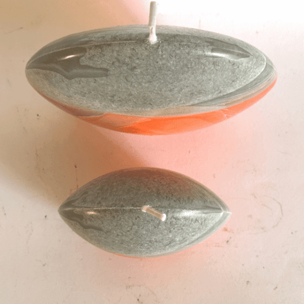 duo de bougies disques en cire d’olive — gris et orange avec effet cristallisé