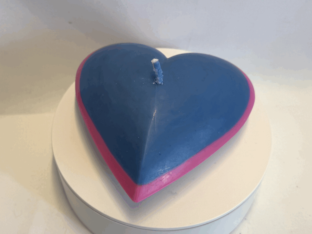 Bougie en forme de cœur plat, bleue avec rebord rose