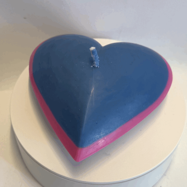 Bougie en forme de cœur plat, bleue avec rebord rose